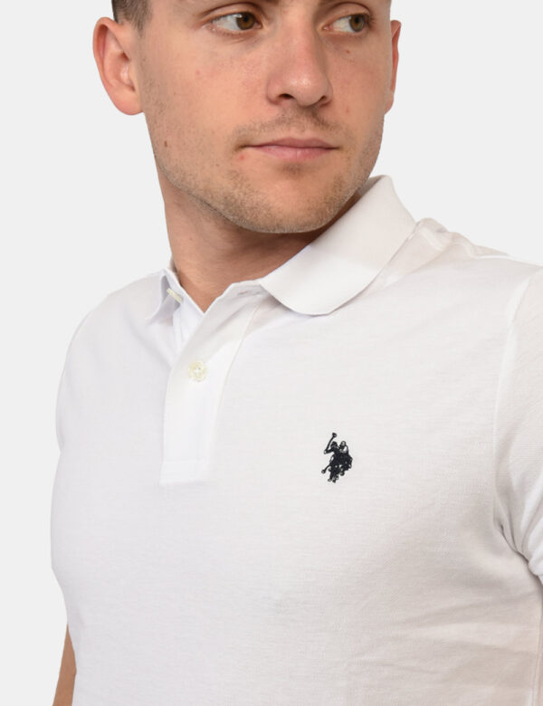 Polo U.S. Polo Assn. Bianco - Polo classica in total bianco con patch logo brand ricamato in blu navy ad altezza cuore. La v