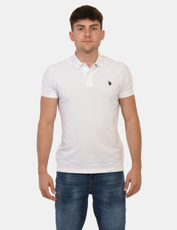 Polo U.S. Polo Assn. Bianco - Polo classica in total bianco con patch logo brand ricamato in blu navy ad altezza cuore. La v
