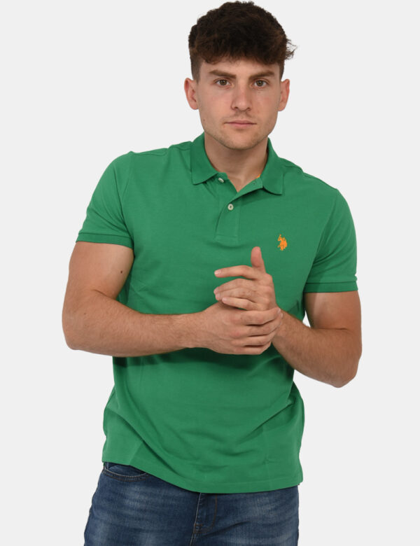 Polo U.S. Polo Assn. Verde - Polo classica in total verde foresta con patch logo brand ricamato in arancione ad altezza cuor