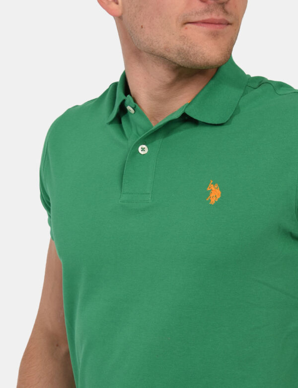Polo U.S. Polo Assn. Verde - Polo classica in total verde foresta con patch logo brand ricamato in arancione ad altezza cuor