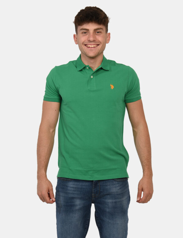 Polo U.S. Polo Assn. Verde - Polo classica in total verde foresta con patch logo brand ricamato in arancione ad altezza cuor