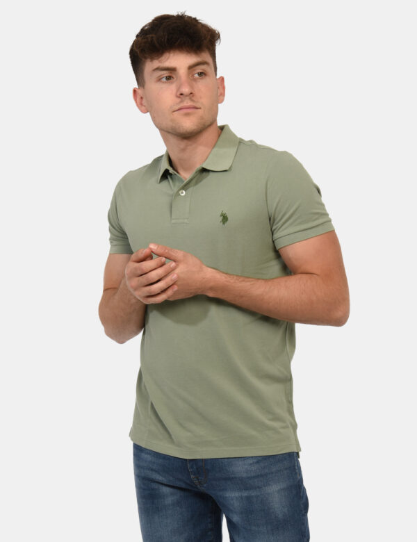Polo U.S. Polo Assn. Verde - Polo classica in total verde chiaro con patch logo brand ricamato in arancione ad altezza cuore