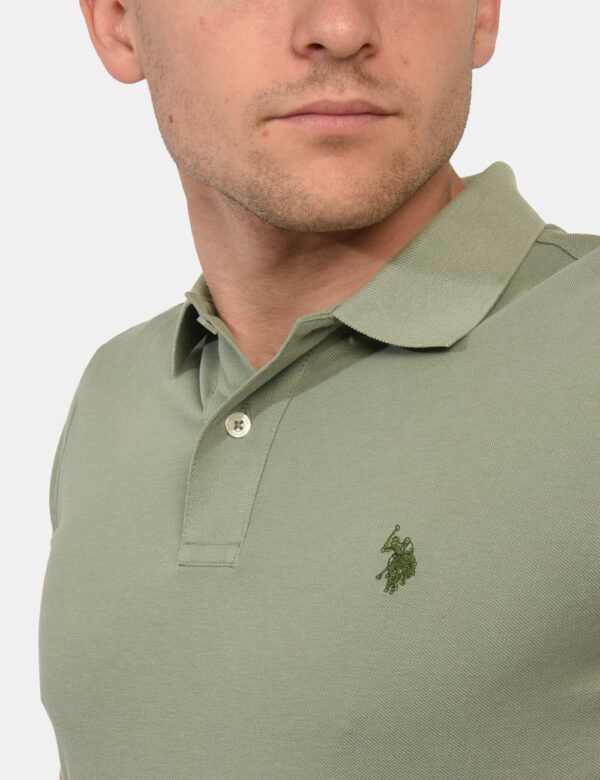 Polo U.S. Polo Assn. Verde - Polo classica in total verde chiaro con patch logo brand ricamato in arancione ad altezza cuore