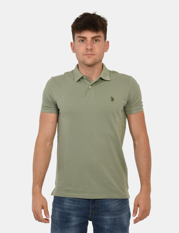 Polo U.S. Polo Assn. Verde - Polo classica in total verde chiaro con patch logo brand ricamato in arancione ad altezza cuore
