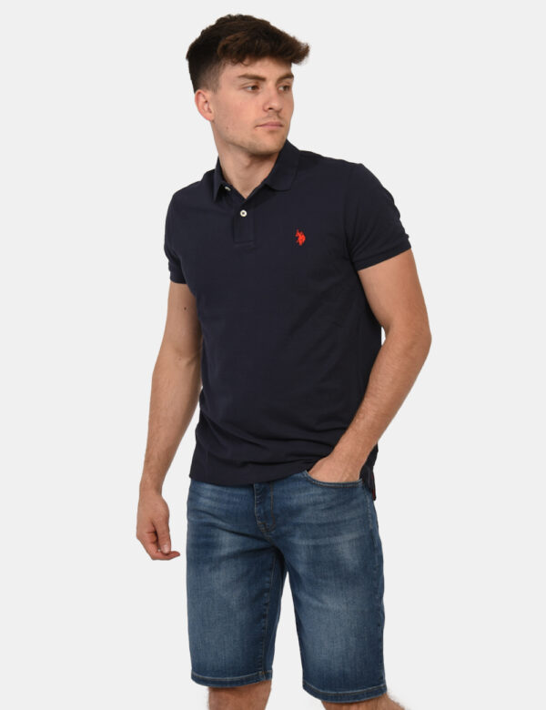 Polo U.S. Polo Assn. Blu - Polo classica in total blu navy con patch logo brand ricamato in rosso ad altezza cuore. La vesti