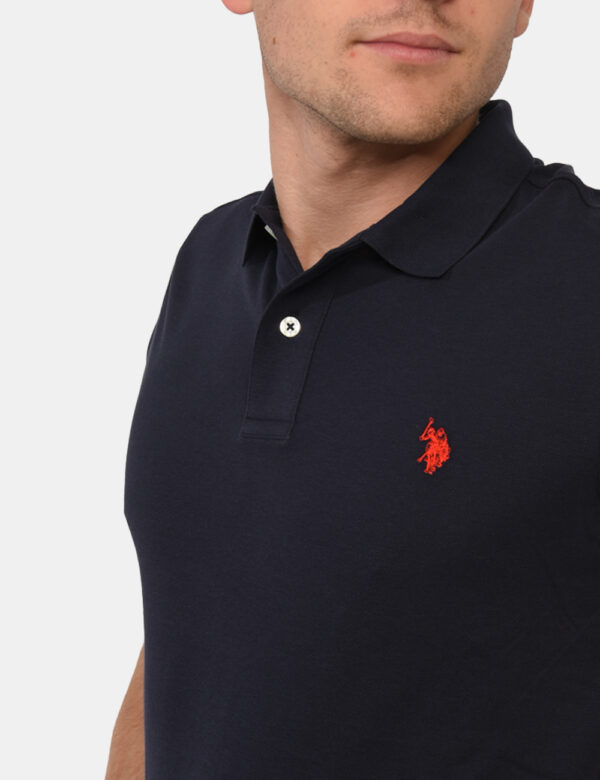 Polo U.S. Polo Assn. Blu - Polo classica in total blu navy con patch logo brand ricamato in rosso ad altezza cuore. La vesti