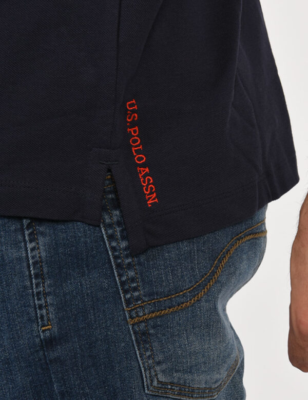 Polo U.S. Polo Assn. Blu - Polo classica in total blu navy con patch logo brand ricamato in rosso ad altezza cuore. La vesti
