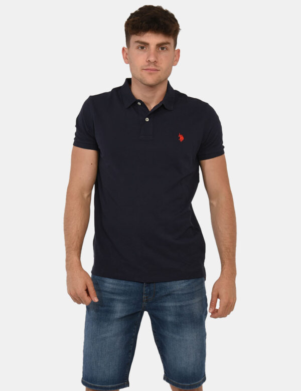 Polo U.S. Polo Assn. Blu - Polo classica in total blu navy con patch logo brand ricamato in rosso ad altezza cuore. La vesti
