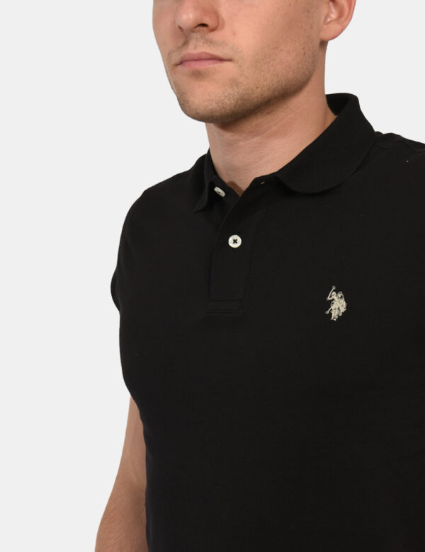 Polo U.S. Polo Assn. Nero - Polo classica in total nero con patch logo brand ricamato in grigio ad altezza cuore. La vestibi