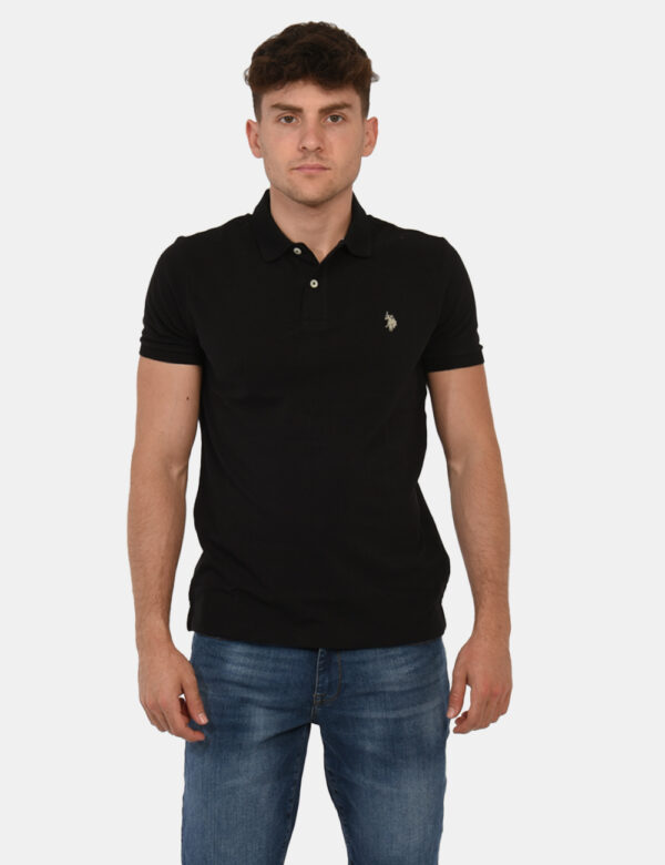 Polo U.S. Polo Assn. Nero - Polo classica in total nero con patch logo brand ricamato in grigio ad altezza cuore. La vestibi
