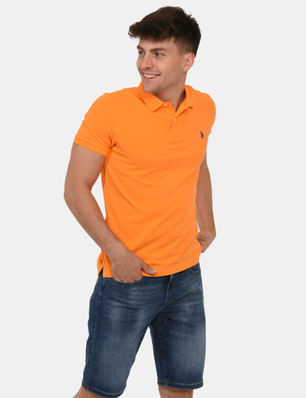 Polo U.S. Polo Assn. Arancione - Polo classica in total arancione con patch logo brand ricamato in grigio ad altezza cuore.