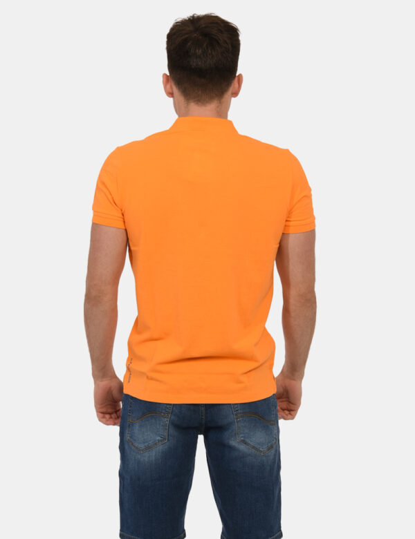 Polo U.S. Polo Assn. Arancione - Polo classica in total arancione con patch logo brand ricamato in grigio ad altezza cuore.