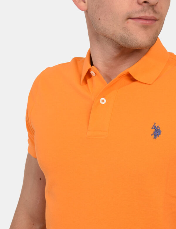 Polo U.S. Polo Assn. Arancione - Polo classica in total arancione con patch logo brand ricamato in grigio ad altezza cuore.