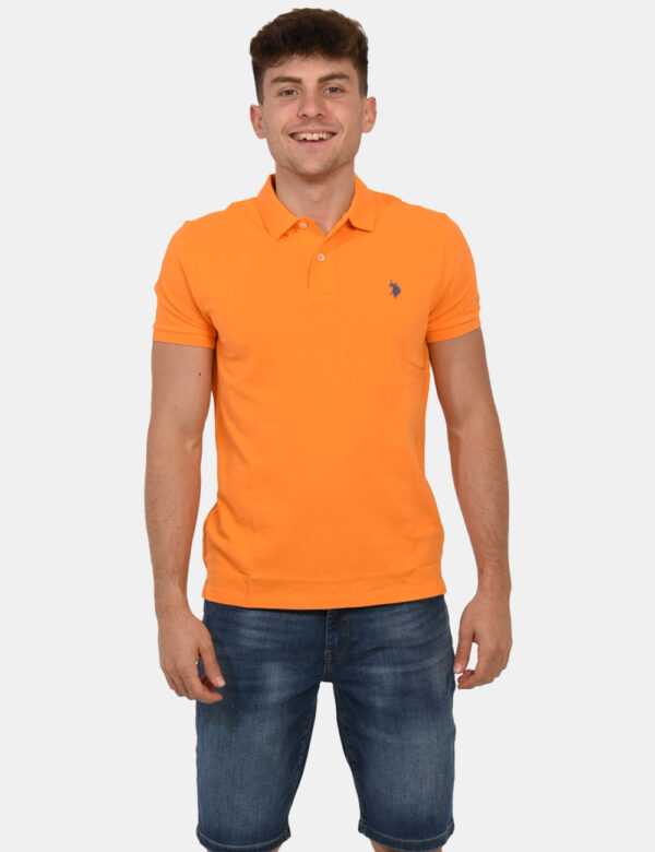 Polo U.S. Polo Assn. Arancione - Polo classica in total arancione con patch logo brand ricamato in grigio ad altezza cuore.