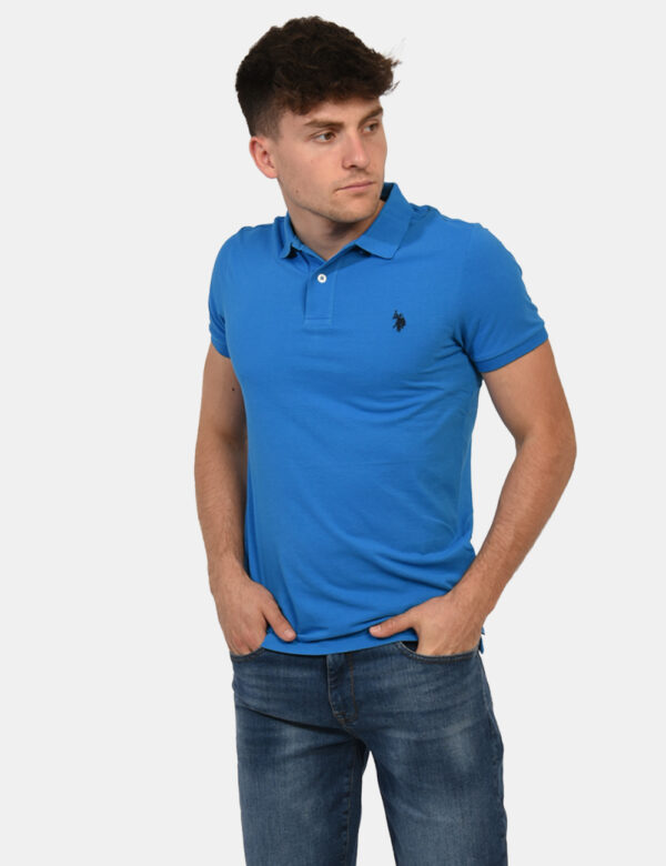 Polo U.S. Polo Assn. Blu - Polo classica in total blu con patch logo brand ricamato in nero ad altezza cuore. La vestibilità