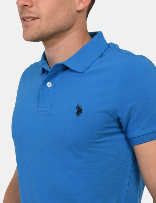 Polo U.S. Polo Assn. Blu - Polo classica in total blu con patch logo brand ricamato in nero ad altezza cuore. La vestibilità
