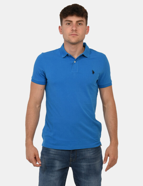 Polo U.S. Polo Assn. Blu - Polo classica in total blu con patch logo brand ricamato in nero ad altezza cuore. La vestibilità