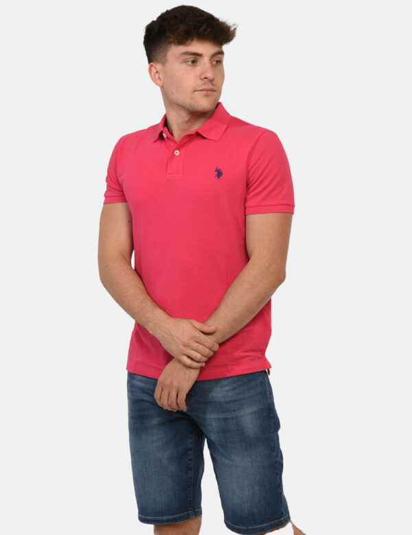 Polo U.S. Polo Assn. Fucsia - Polo classica in total fucsia con patch logo brand ricamato in blu ad altezza cuore. La vestib