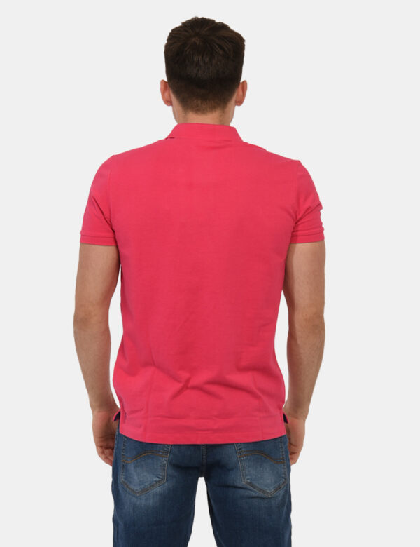 Polo U.S. Polo Assn. Fucsia - Polo classica in total fucsia con patch logo brand ricamato in blu ad altezza cuore. La vestib