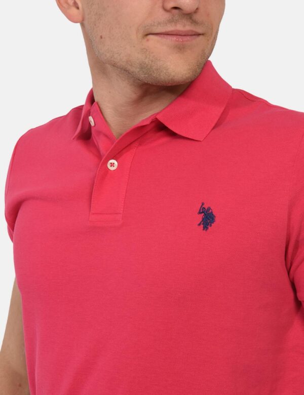 Polo U.S. Polo Assn. Fucsia - Polo classica in total fucsia con patch logo brand ricamato in blu ad altezza cuore. La vestib