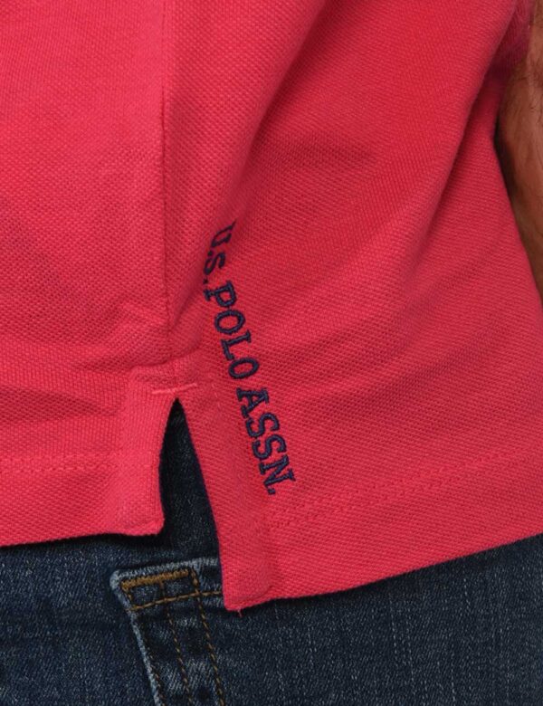 Polo U.S. Polo Assn. Fucsia - Polo classica in total fucsia con patch logo brand ricamato in blu ad altezza cuore. La vestib