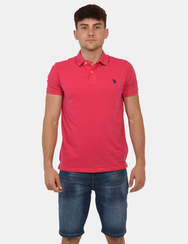Polo U.S. Polo Assn. Fucsia - Polo classica in total fucsia con patch logo brand ricamato in blu ad altezza cuore. La vestib