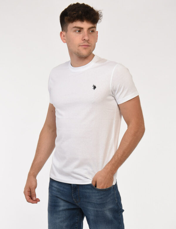 T-shirt U.S. Polo Assn. Bianco - T-shirt classica in total bianco con patch logo brand ricamato in nero ad altezza cuore. La