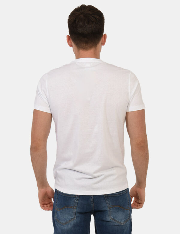 T-shirt U.S. Polo Assn. Bianco - T-shirt classica in total bianco con patch logo brand ricamato in nero ad altezza cuore. La