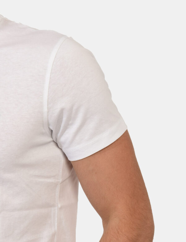 T-shirt U.S. Polo Assn. Bianco - T-shirt classica in total bianco con patch logo brand ricamato in nero ad altezza cuore. La