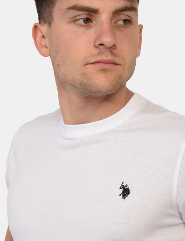 T-shirt U.S. Polo Assn. Bianco - T-shirt classica in total bianco con patch logo brand ricamato in nero ad altezza cuore. La