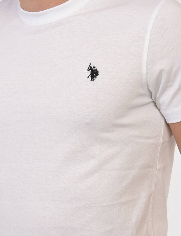 T-shirt U.S. Polo Assn. Bianco - T-shirt classica in total bianco con patch logo brand ricamato in nero ad altezza cuore. La