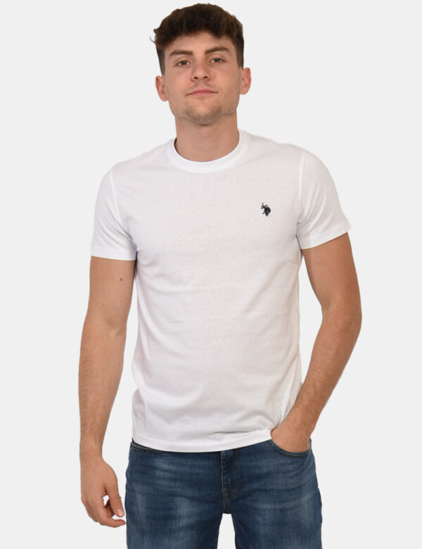 T-shirt U.S. Polo Assn. Bianco - T-shirt classica in total bianco con patch logo brand ricamato in nero ad altezza cuore. La