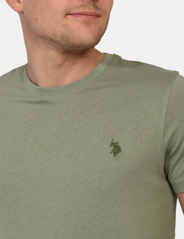 T-shirt U.S. Polo Assn. Verde - T-shirt classica in total verde chiaro con patch logo brand ricamato in tono su tono ad alte