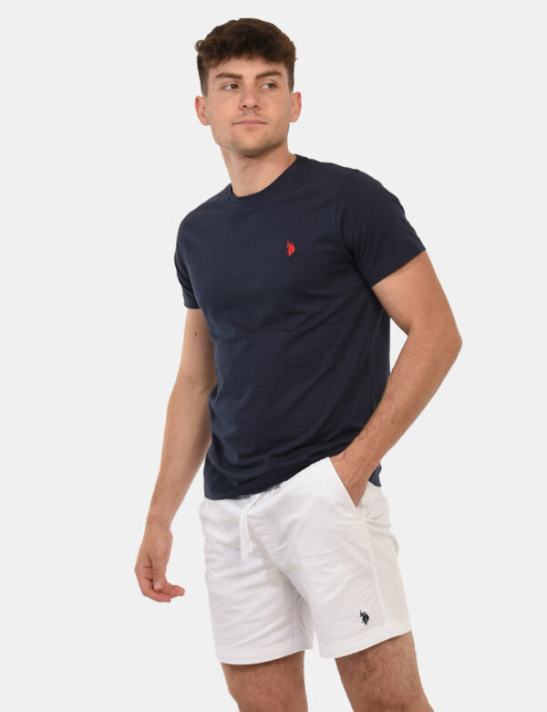 T-shirt U.S. Polo Assn. Blu - T-shirt classica in total blu navy con patch logo brand ricamato ad altezza cuore. La vestibil