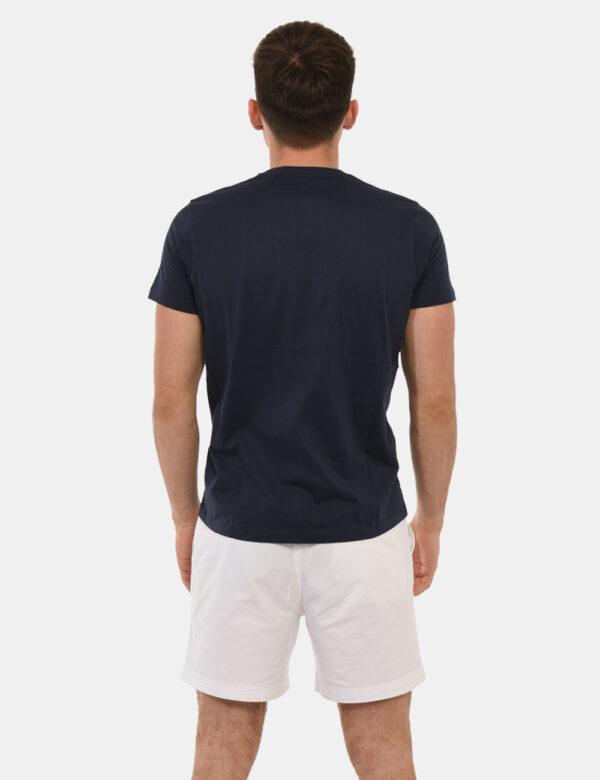 T-shirt U.S. Polo Assn. Blu - T-shirt classica in total blu navy con patch logo brand ricamato ad altezza cuore. La vestibil