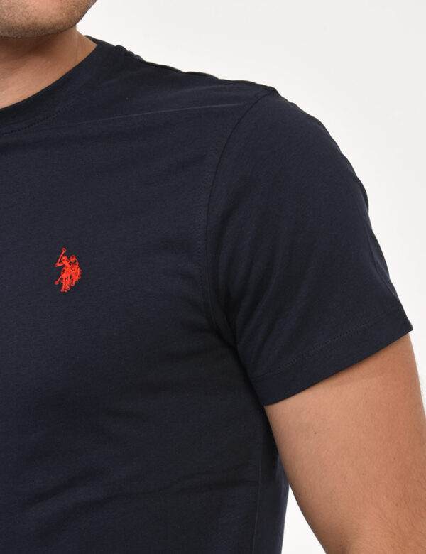 T-shirt U.S. Polo Assn. Blu - T-shirt classica in total blu navy con patch logo brand ricamato ad altezza cuore. La vestibil