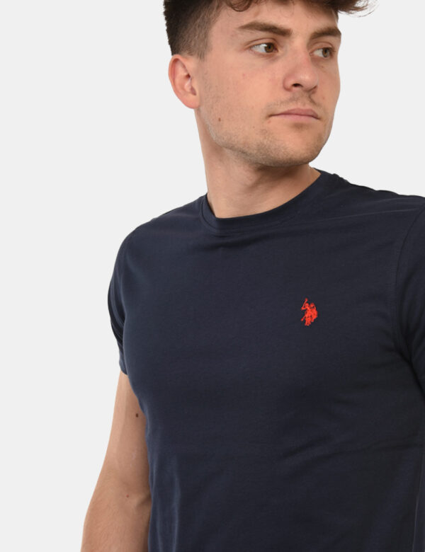 T-shirt U.S. Polo Assn. Blu - T-shirt classica in total blu navy con patch logo brand ricamato ad altezza cuore. La vestibil