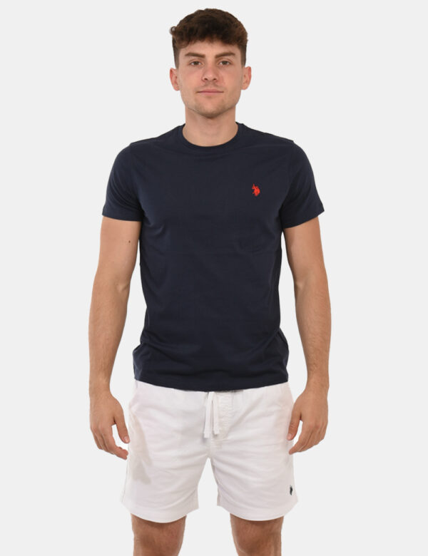 T-shirt U.S. Polo Assn. Blu - T-shirt classica in total blu navy con patch logo brand ricamato ad altezza cuore. La vestibil