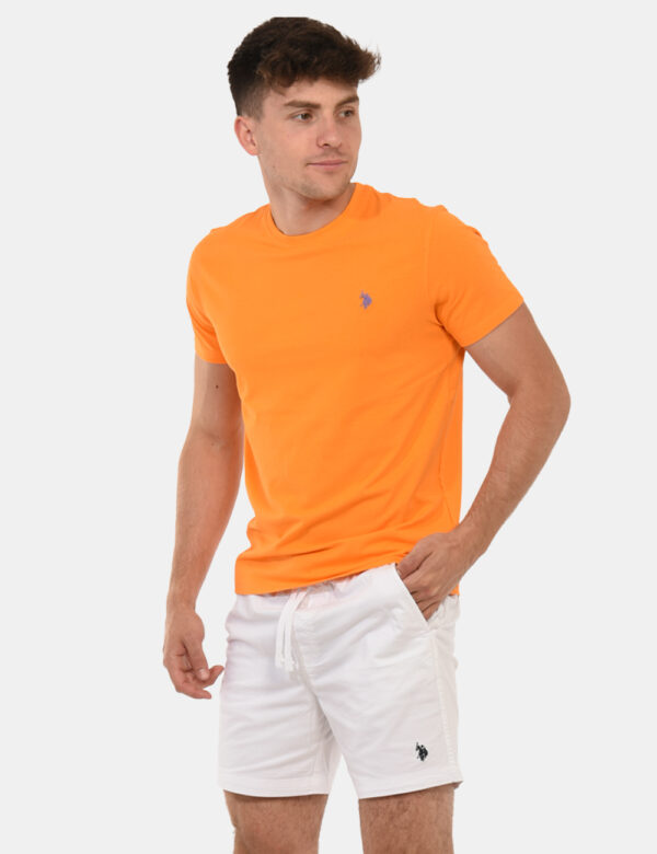 T-shirt U.S. Polo Assn. Arancione - T-shirt classica in total arancione con patch logo brand ricamato ad altezza cuore. La v