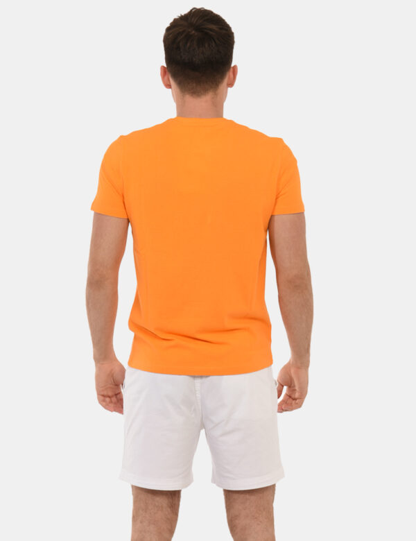 T-shirt U.S. Polo Assn. Arancione - T-shirt classica in total arancione con patch logo brand ricamato ad altezza cuore. La v