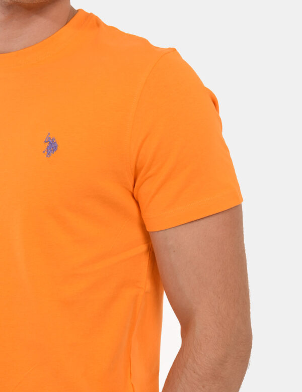 T-shirt U.S. Polo Assn. Arancione - T-shirt classica in total arancione con patch logo brand ricamato ad altezza cuore. La v