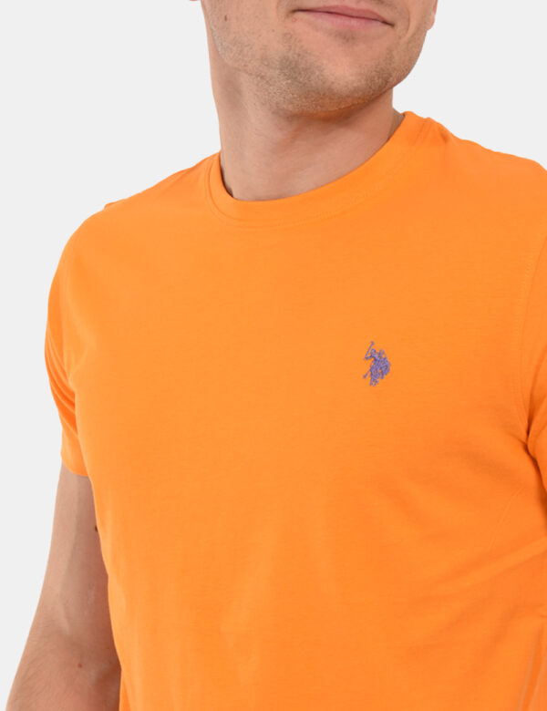T-shirt U.S. Polo Assn. Arancione - T-shirt classica in total arancione con patch logo brand ricamato ad altezza cuore. La v