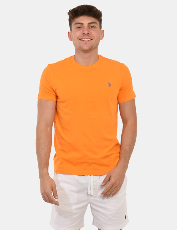 T-shirt U.S. Polo Assn. Arancione - T-shirt classica in total arancione con patch logo brand ricamato ad altezza cuore. La v
