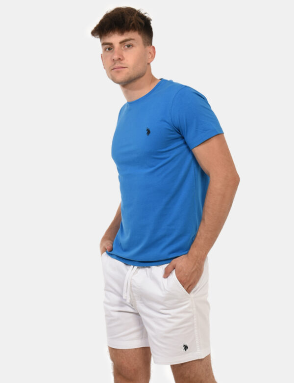 T-shirt U.S. Polo Assn. Azzurro - T-shirt classica in total azzurro intenso con patch logo brand ricamato ad altezza cuore.