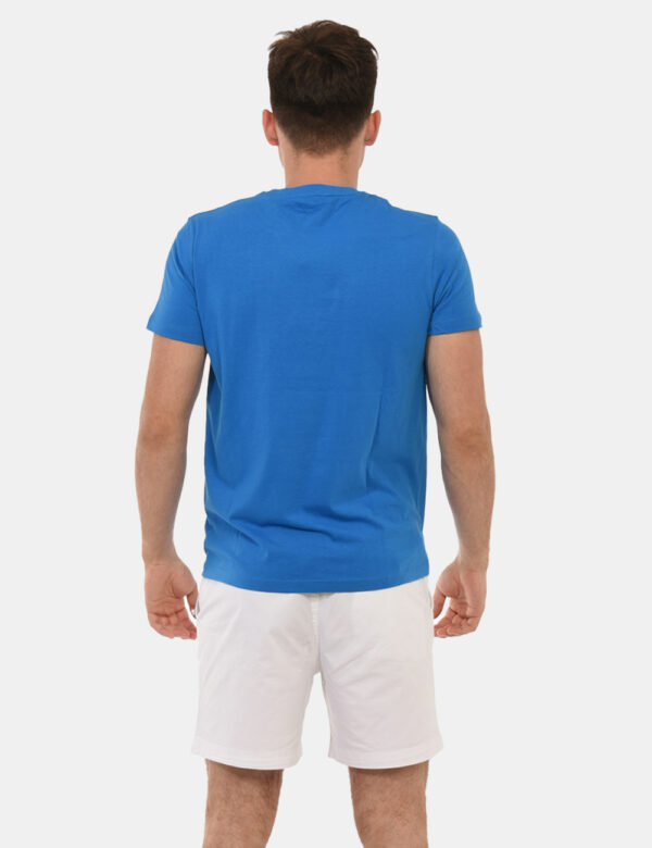 T-shirt U.S. Polo Assn. Azzurro - T-shirt classica in total azzurro intenso con patch logo brand ricamato ad altezza cuore.