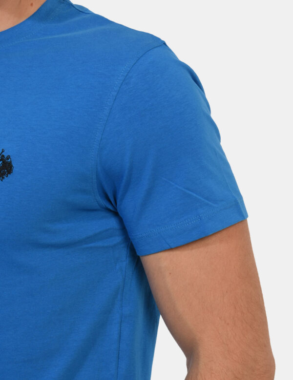 T-shirt U.S. Polo Assn. Azzurro - T-shirt classica in total azzurro intenso con patch logo brand ricamato ad altezza cuore.