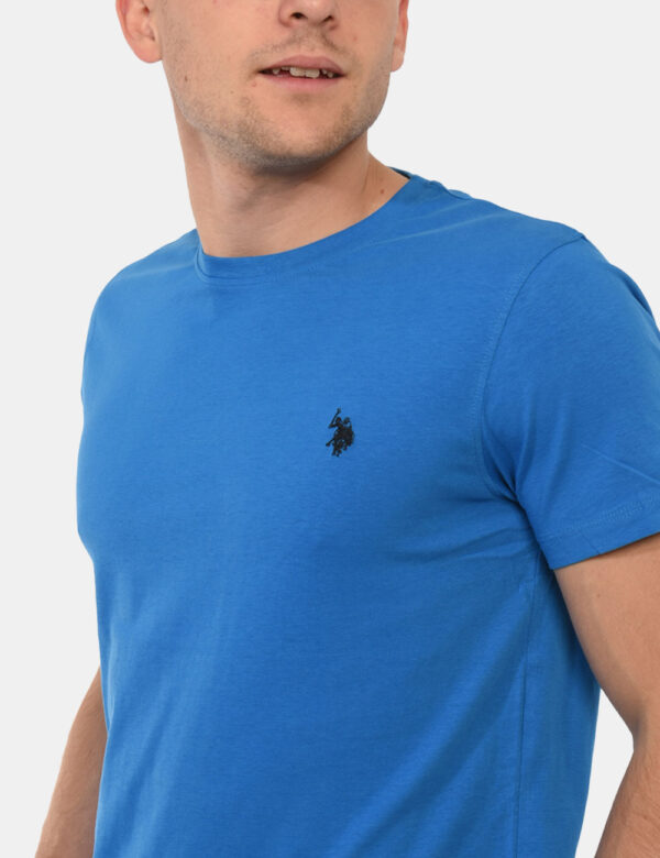 T-shirt U.S. Polo Assn. Azzurro - T-shirt classica in total azzurro intenso con patch logo brand ricamato ad altezza cuore.