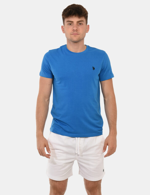 T-shirt U.S. Polo Assn. Azzurro - T-shirt classica in total azzurro intenso con patch logo brand ricamato ad altezza cuore.