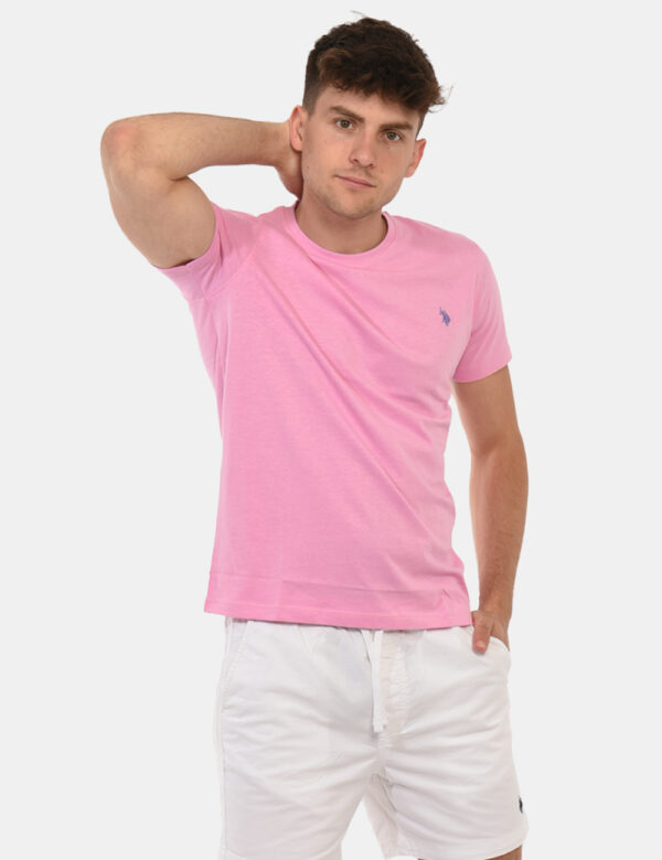 T-shirt U.S. Polo Assn. Rosa - T-shirt classica in total rosa intenso con patch logo brand ricamato ad altezza cuore. La ves