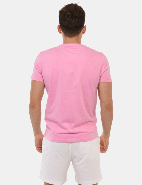 T-shirt U.S. Polo Assn. Rosa - T-shirt classica in total rosa intenso con patch logo brand ricamato ad altezza cuore. La ves